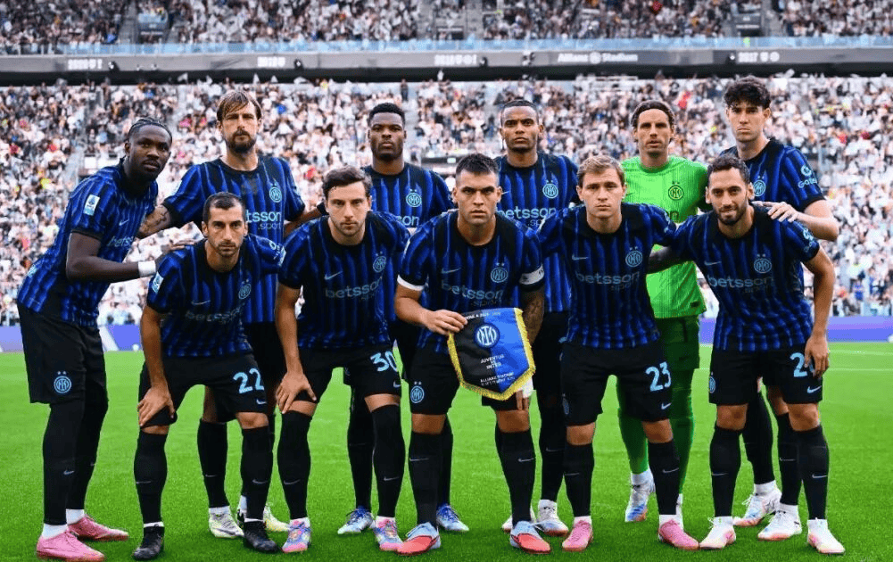 尤文大巴玻璃再次被洪水球迷砸碎！（尤文大巴车窗再度遭洪水球迷砸碎）