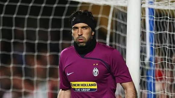 德国队2026年世界杯球衣：三色条纹致敬1990&2014年冠军球衣（德国队2026世界杯战袍：三色纹带致敬1990与2014双冠经典）