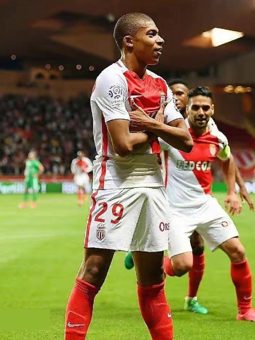 每体：巴塞罗那竞技后卫朗德里-法雷膝盖受伤，或将长期缺阵（每体：巴萨竞技后卫朗德里-法雷膝部受伤，恐长期缺席）