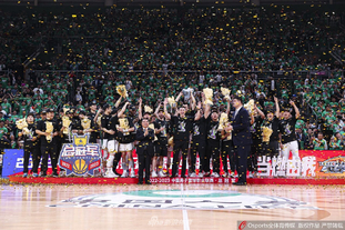 水晶宫与斯特拉斯堡赛前，维埃拉现身法国酒吧和球迷一起观战（水晶宫vs斯特拉斯堡开战前，维埃拉现身法国酒吧与球迷同看比赛）