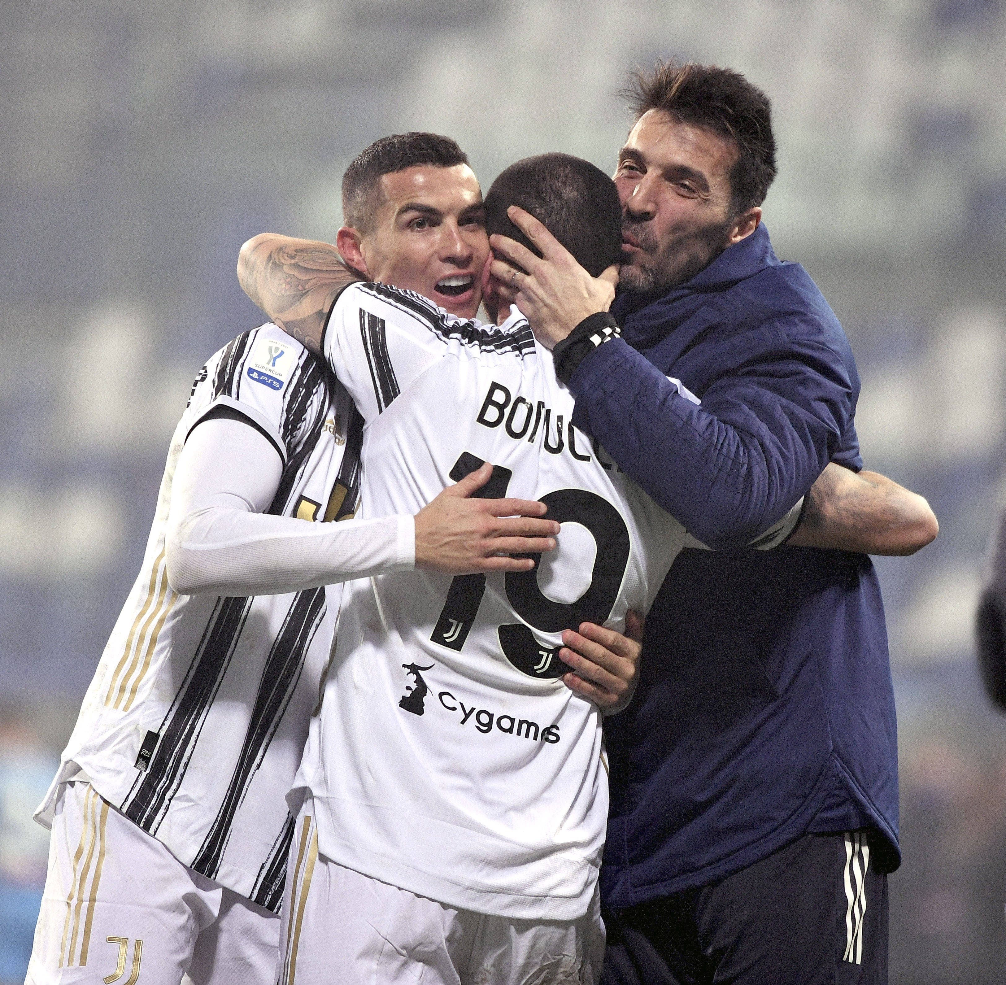 拜仁客战斯图加特：雅克松、金玟哉首发，乌尔比希出战（拜仁客场挑战斯图加特：雅克松、金玟哉先发，乌尔比希登场）