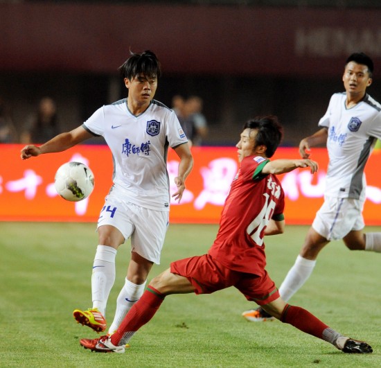 成都蓉城主帅徐正源获三年合同，球队续约并引进强援，有望冲击双冠王。（成都蓉城与徐正源签三年新约，续约核心引进强援，剑指双冠）