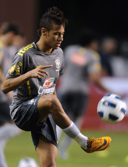 中超赛场争议判罚：VAR判罚引发热议,（中超裁判风波：VAR判决引爆热议）