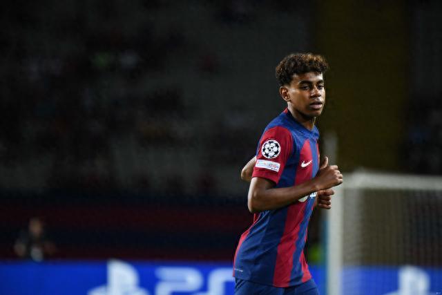 上任后首次露面，国足新帅邵佳一现场观战中国U22vs越南U22（履新后首次亮相，国足新帅邵佳一现场观战中国U22对阵越南U22）