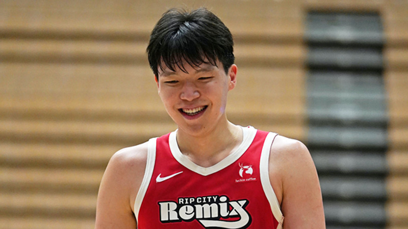 你要跳舞吗？非洲杯半场，一位摄像大哥随着音乐在雨中热舞（非洲杯中场，雨中摄像师随音乐跳嗨了）