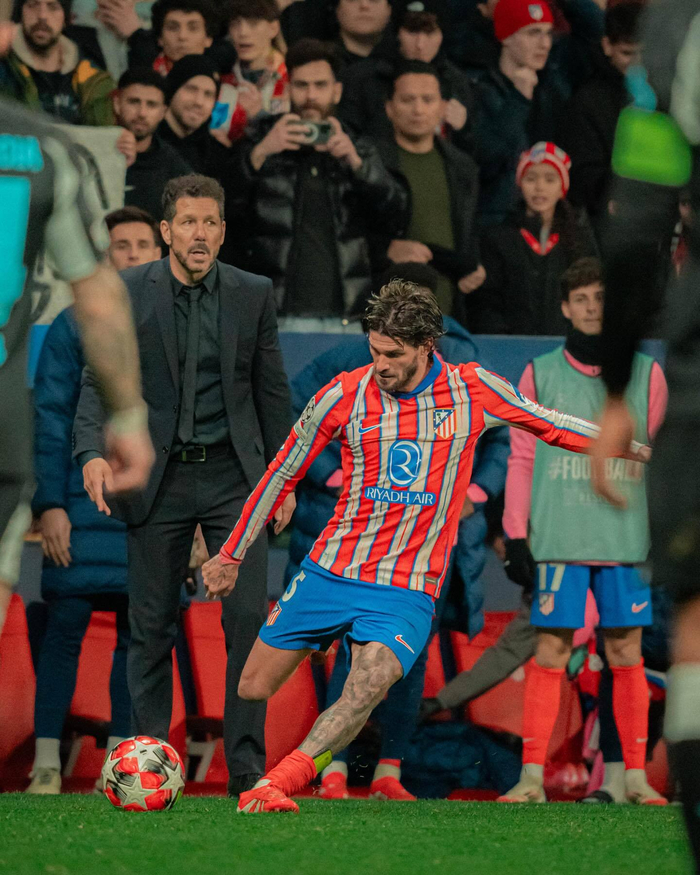 周琦晒与赵睿&翟晓川&方硕合照：又是一年新赛季